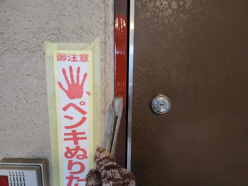 大阪府茨木市　マンション外壁塗装工事　鉄部　玄関枠の錆止め塗装とPS扉の塗装