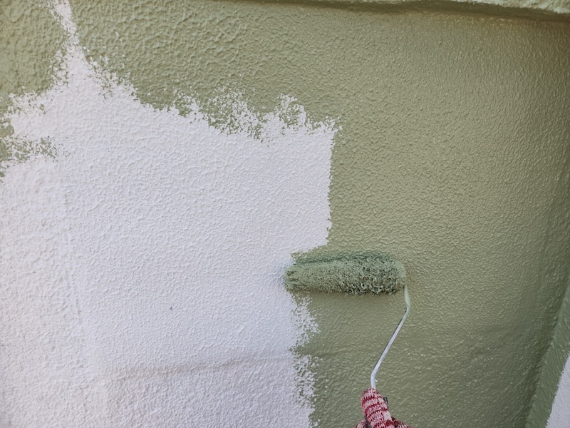 大阪府吹田市　T様邸　外壁塗装工事　外壁の中塗り〜上塗りの工程を行いました！