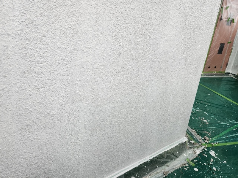 大阪府茨木市　マンション外壁塗装工事　外壁の下塗り｜下塗りをする目的について