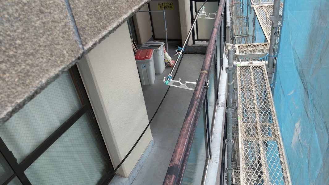 大阪府茨木市　マンション外壁塗装工事　ベランダのドレンはこまめに清掃！