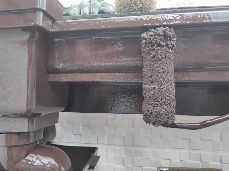 大阪府寝屋川市｜雨樋の色褪せはどうすればいい？塗装で美観性アップ！