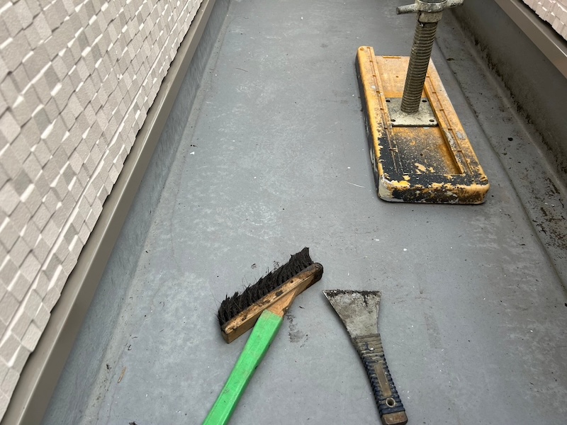 ベランダFRP防水 トップコートの塗り替え 下地処理までをレポート！｜大阪府寝屋川市