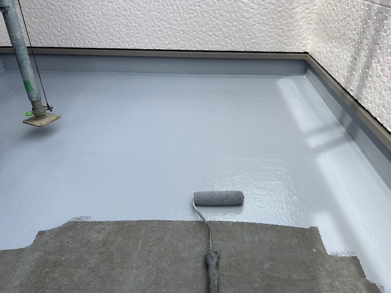 大阪府寝屋川市｜ベランダFRP防水工事 トップコートの塗り替えが完了しました！