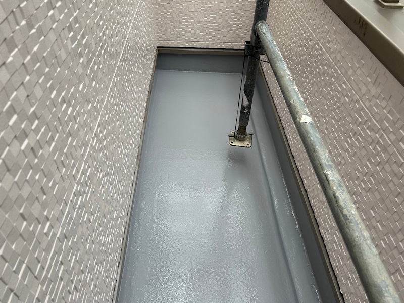 大阪府寝屋川市｜ベランダFRP防水工事 トップコートの塗り替えが完了しました！