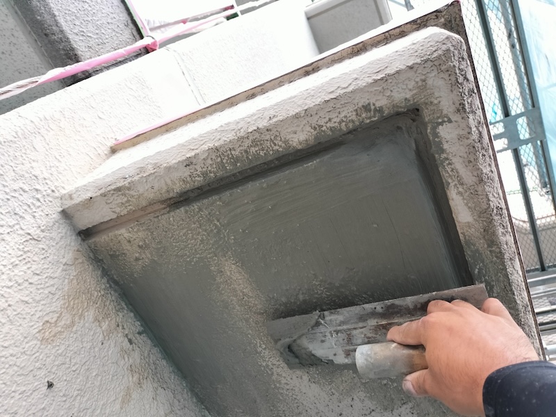 大阪府摂津市｜外壁塗装の下塗り工程 カチオンシーラーなど下地調整を徹底しました