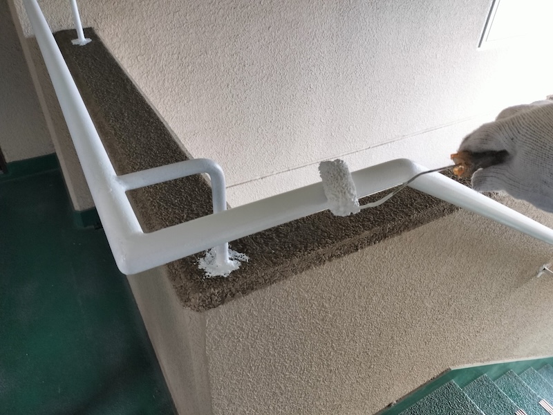 大阪府摂津市｜階段手すりと屋根板金を塗装。鉄部はサビにご注意ください！