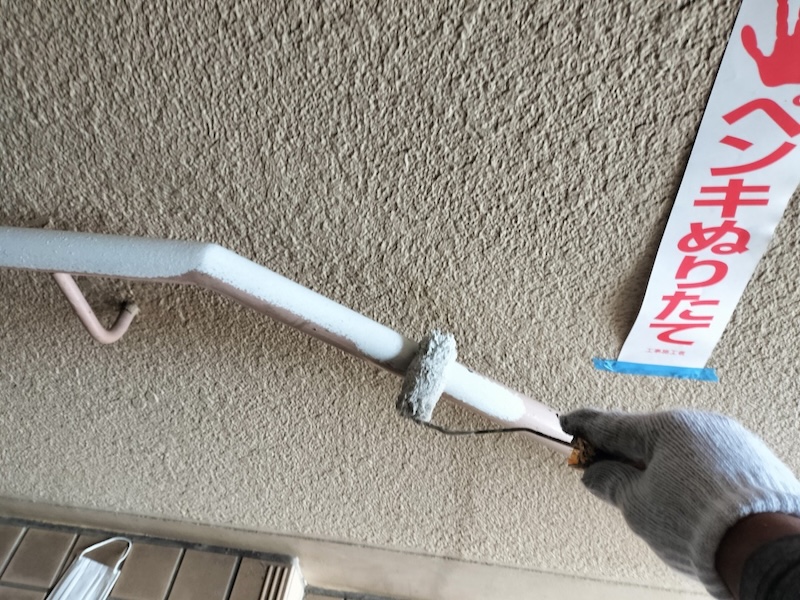 大阪府摂津市｜階段手すりと屋根板金を塗装。鉄部はサビにご注意ください！