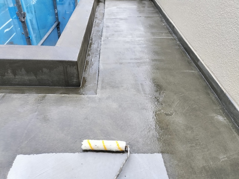 屋上防水工事 プライマー下塗りと立ち上がりウレタン防水塗装をレポート｜大阪府摂津市
