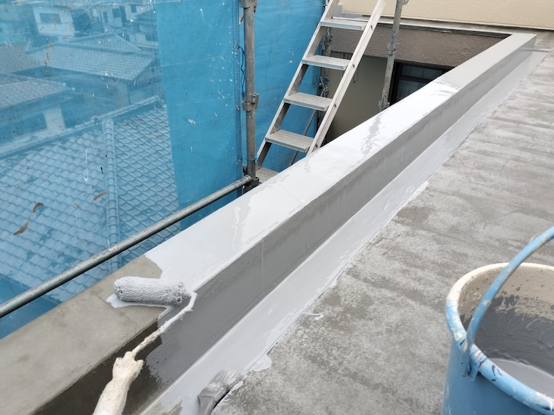 屋上防水工事 プライマー下塗りと立ち上がりウレタン防水塗装をレポート｜大阪府摂津市