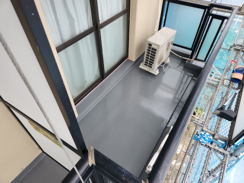 ベランダウレタン防水工事 トップコートを塗る目的について｜大阪府摂津市