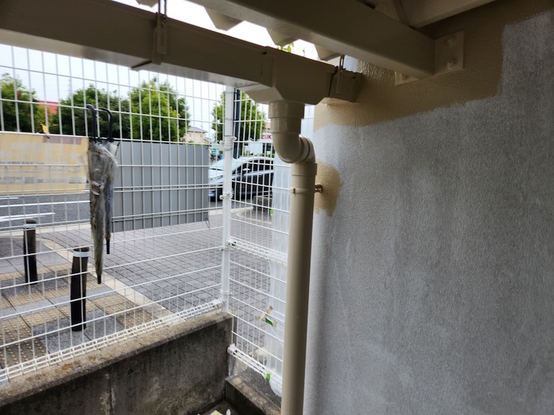 大阪府摂津市｜駐輪場 鉄部と雨樋を塗装しました