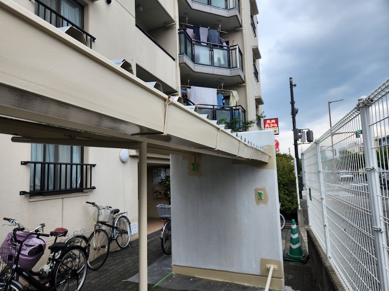 大阪府摂津市｜駐輪場 鉄部と雨樋を塗装しました