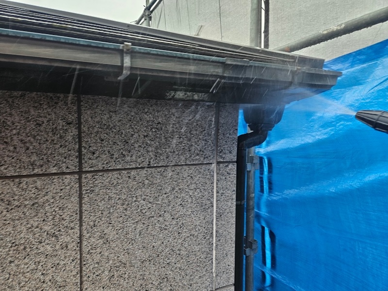 大阪府吹田市｜雨樋やベランダ屋根などふだんお手入れできないところも清掃しました！