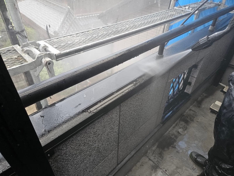 ベランダと玄関前のタイルや土間を洗浄しました！｜大阪府吹田市