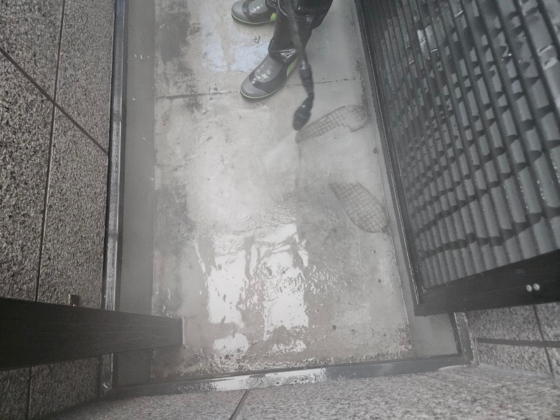 ベランダと玄関前のタイルや土間を洗浄しました！｜大阪府吹田市