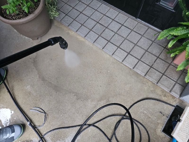 ベランダと玄関前のタイルや土間を洗浄しました！｜大阪府吹田市