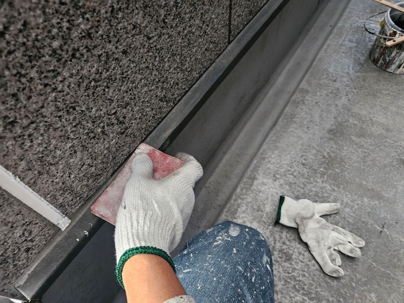 小さな部材も忘れずに塗装を！水切りの下地処理〜上塗りまでをレポート｜大阪府吹田市