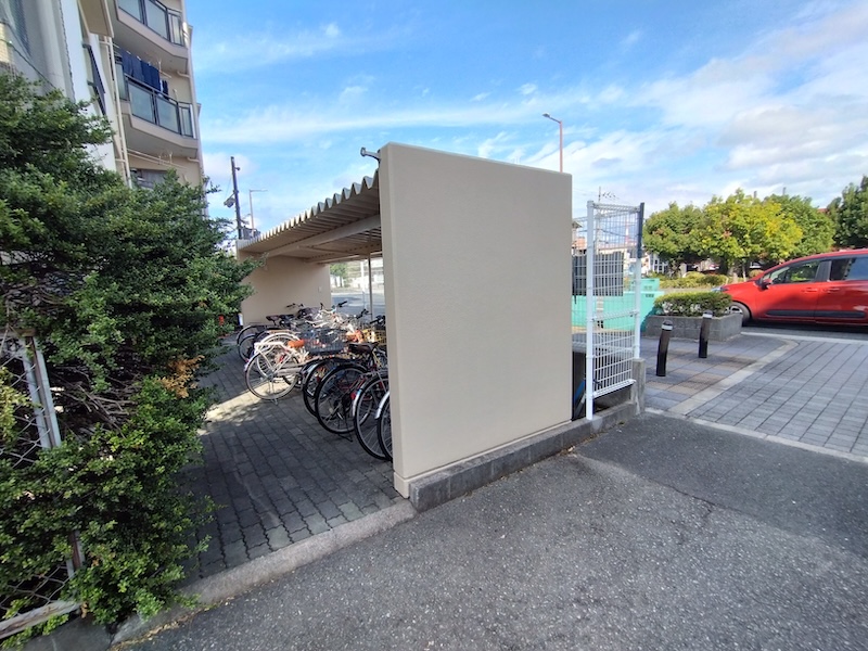 駐輪場 折半屋根の塗装をレポート｜大阪府摂津市
