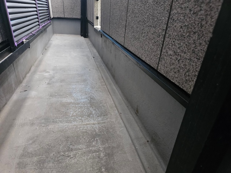 ベランダ防水工事 トップコートの塗り替え 下地処理までをレポート｜大阪府吹田市