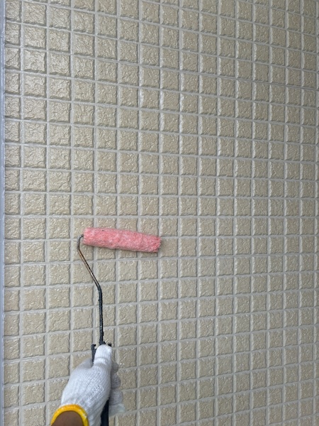 外壁をシーラーで下塗り。外壁に下塗りが必要な理由｜大阪府寝屋川市