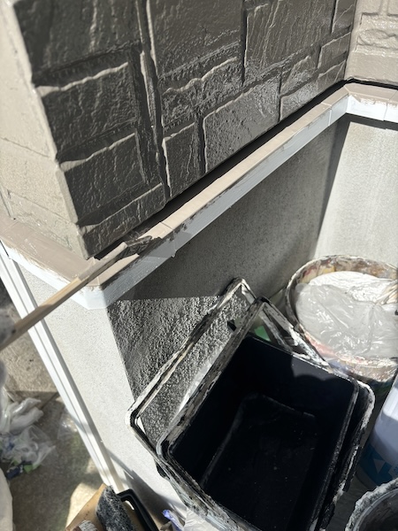 小さな部材も塗り残しにご注意！水切りを塗装しました！｜大阪府寝屋川市