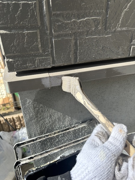小さな部材も塗り残しにご注意！水切りを塗装しました！｜大阪府寝屋川市