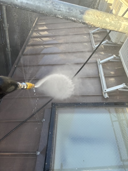 大阪府大阪市|屋根の洗浄作業をレポート!屋根は定期点検をお勧めします!