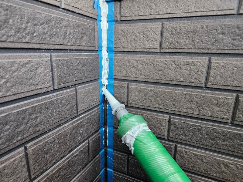 取り合い部や継ぎ目、出隅のコーキング工事をレポート|大阪府大阪市