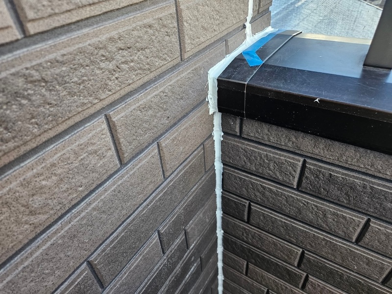 取り合い部や継ぎ目、出隅のコーキング工事をレポート|大阪府大阪市