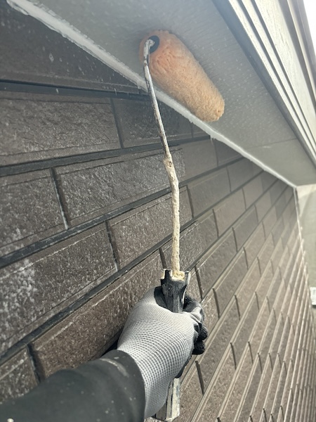 大阪府大阪市｜軒天井は取り合い部のシール処理と下塗りから上塗りまで行いました！