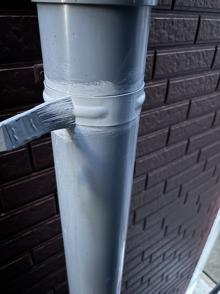 大阪府大阪市｜配管を固定する金具を塗装。錆止めで下塗りしました！