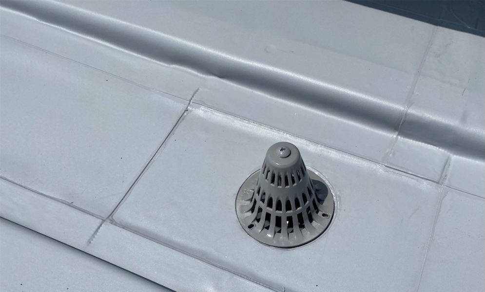 ベランダ排水口ドレンにゴミが溜まるとどうなる?こまめな清掃をおすすめします!