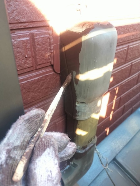 大阪府大阪市｜縦樋とエアコンカバーを塗装。同じ塩化ビニール製の部材です！