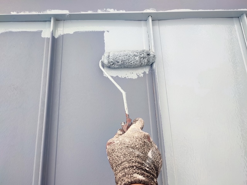 金属屋根も一緒に塗装させていただきました！下塗りまでをレポート！｜大阪府大阪市