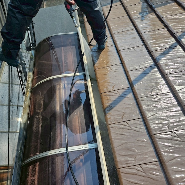 雨樋のゴミ溜まりにご注意!足場のあるこの機会に清掃しました!|大阪府摂津市