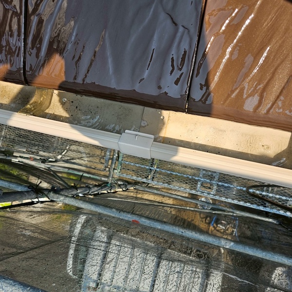 雨樋のゴミ溜まりにご注意!足場のあるこの機会に清掃しました!|大阪府摂津市