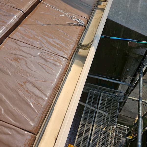 雨樋のゴミ溜まりにご注意!足場のあるこの機会に清掃しました!|大阪府摂津市