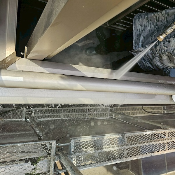 大阪府摂津市|ベランダと通路を洗浄しました!