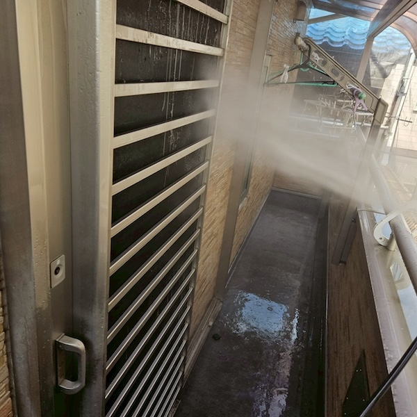 大阪府摂津市|ベランダと通路を洗浄しました!