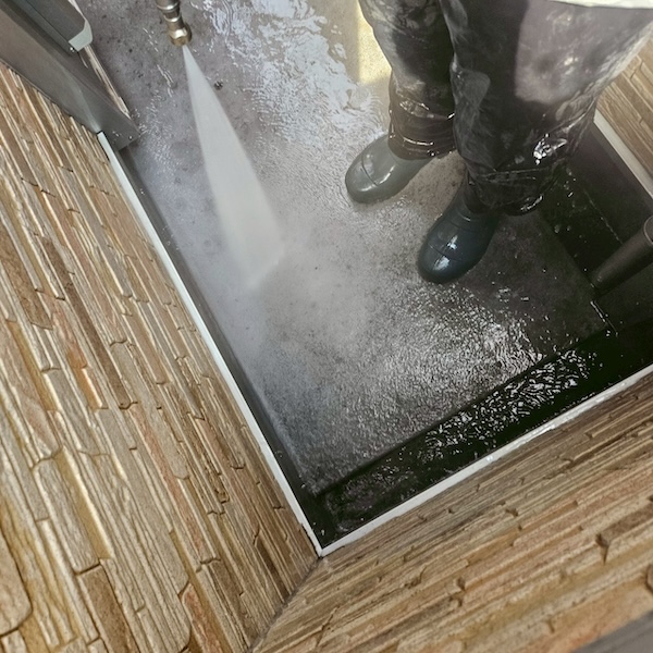 大阪府摂津市|ベランダと通路を洗浄しました!