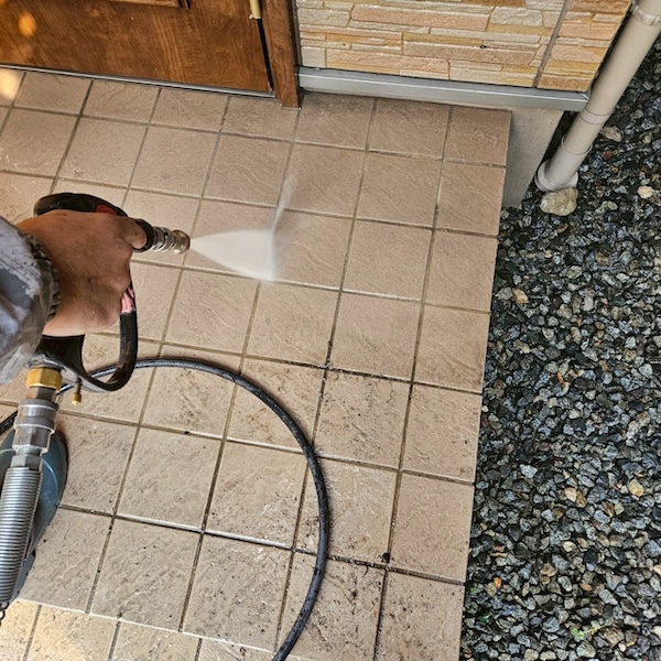 大阪府摂津市|玄関タイルとアプローチの敷石を洗浄しました!