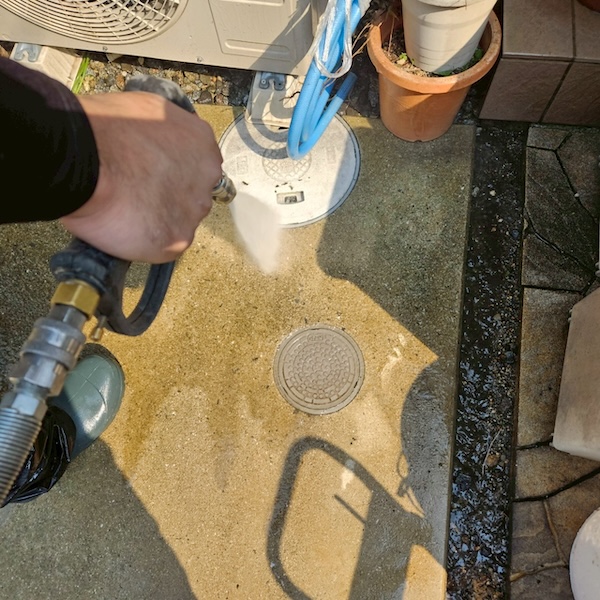 黒ずんだ土間コンクリートも高圧洗浄できれいにできます!|大阪府摂津市