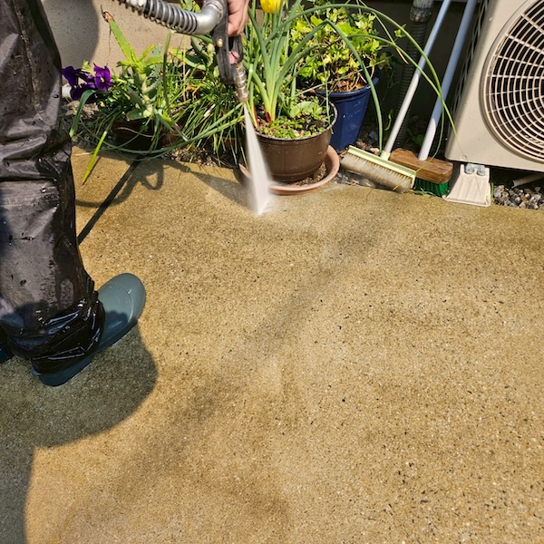 黒ずんだ土間コンクリートも高圧洗浄できれいにできます!|大阪府摂津市