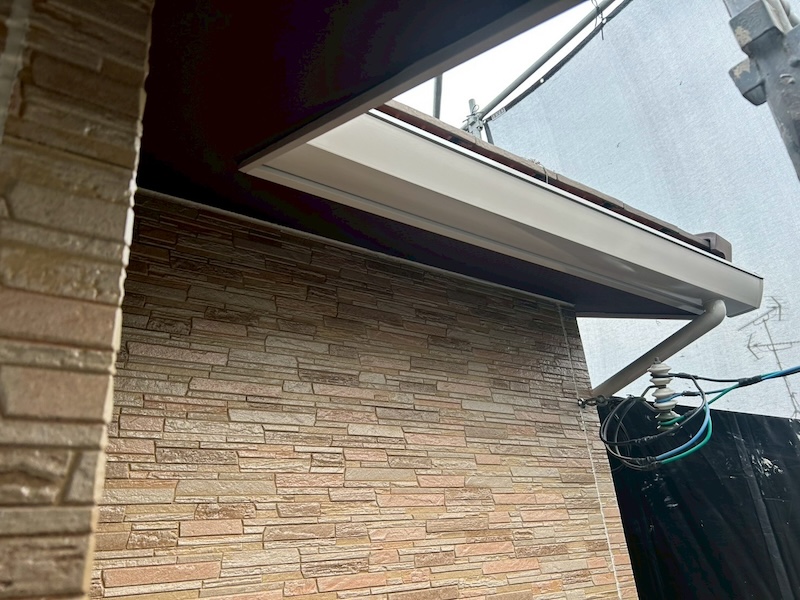 軒樋を塗装しました!不具合がある場合は修理もお任せください!|大阪府摂津市