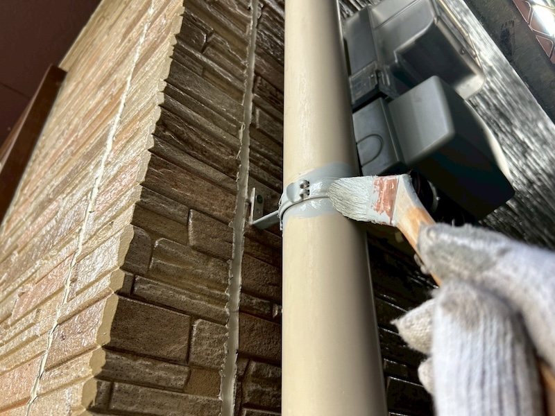 縦樋の塗装を行いました!不具合がある場合は修理もお任せください!|大阪府摂津市