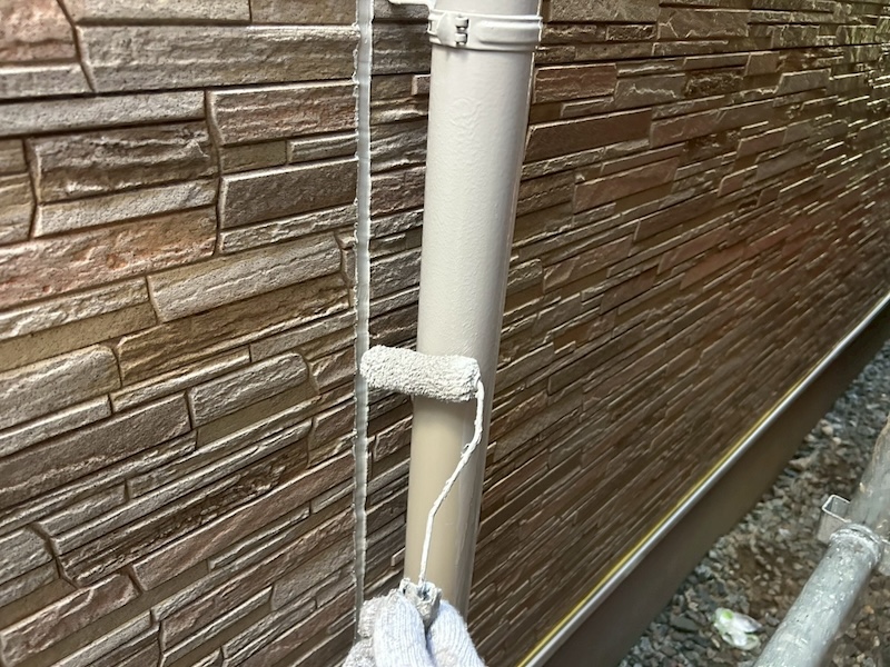 縦樋の塗装を行いました!不具合がある場合は修理もお任せください!|大阪府摂津市