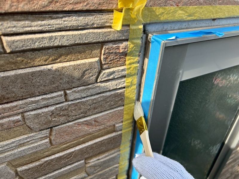 窓まわりのコーキングの劣化は雨漏りのリスクを高めます!|大阪府摂津市