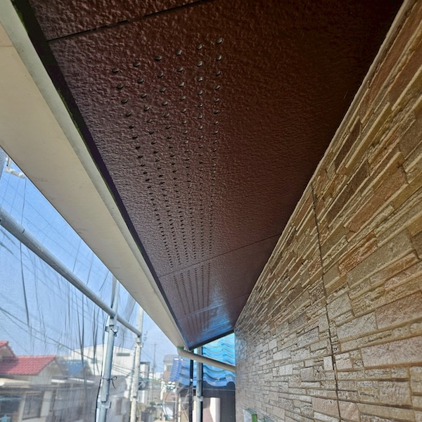 軒天井は外壁と色がマッチするようにブラウンで塗装しました!|大阪府摂津市