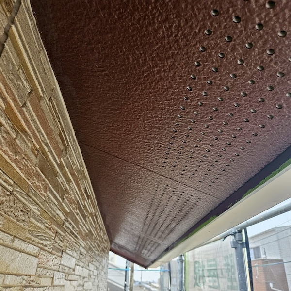 軒天井は外壁と色がマッチするようにブラウンで塗装しました!|大阪府摂津市