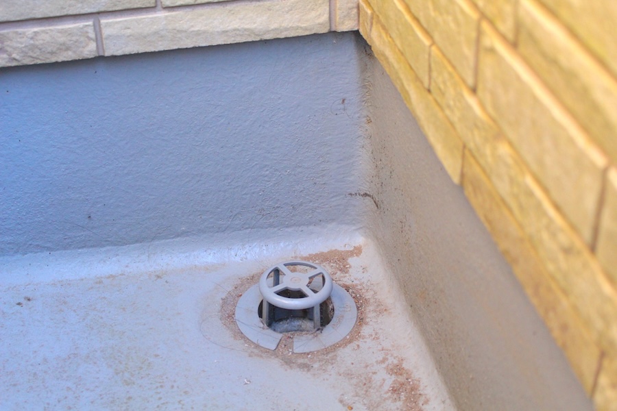 ベランダ排水口ドレンにゴミが溜まるとどうなる?こまめな清掃をおすすめします!